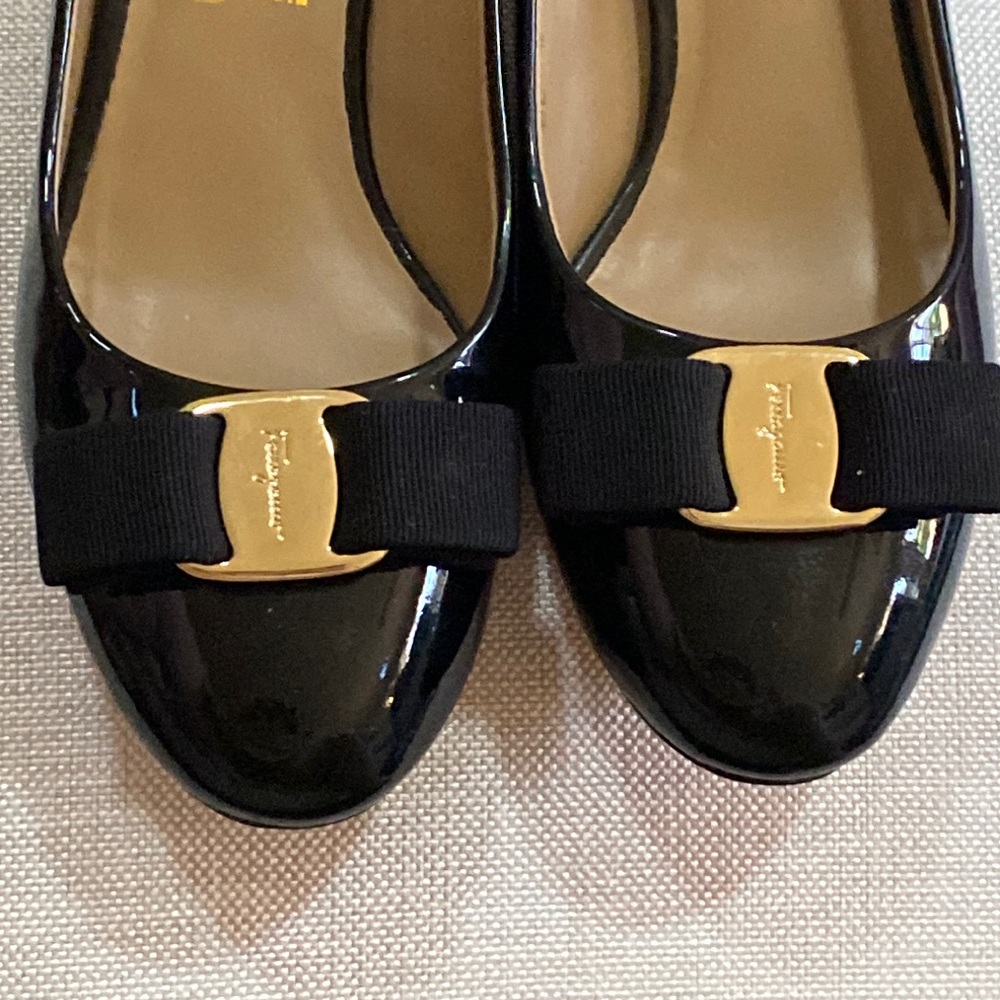 Salvatore Ferragamo women VARA 1 Nero black patent bow heel sandals shoes size 6